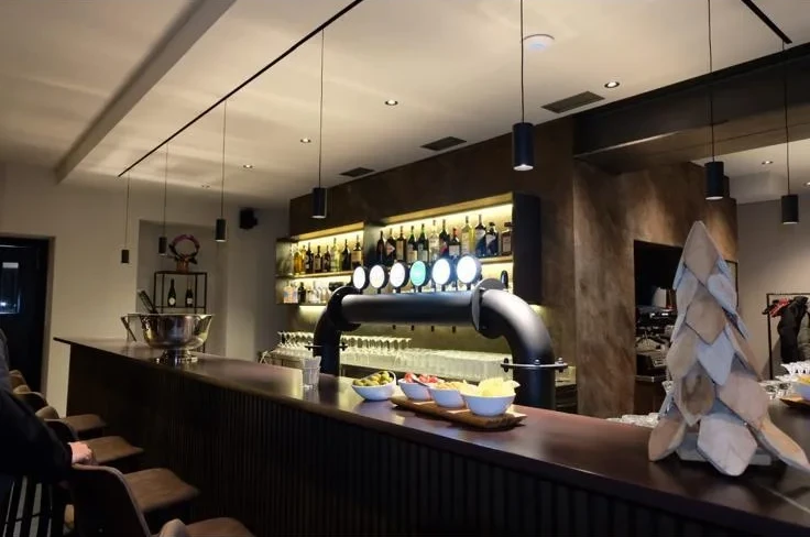 Il nostro bancone Il bancone del Sada Bar con le spine della birra e le bottiglie illuminate