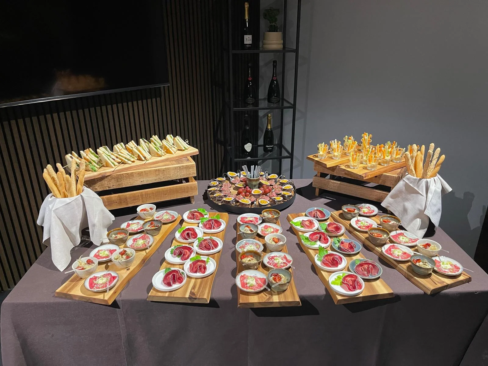 Aperitivo & Cocktail Buffet dell'aperitivo con taglieri e grissini