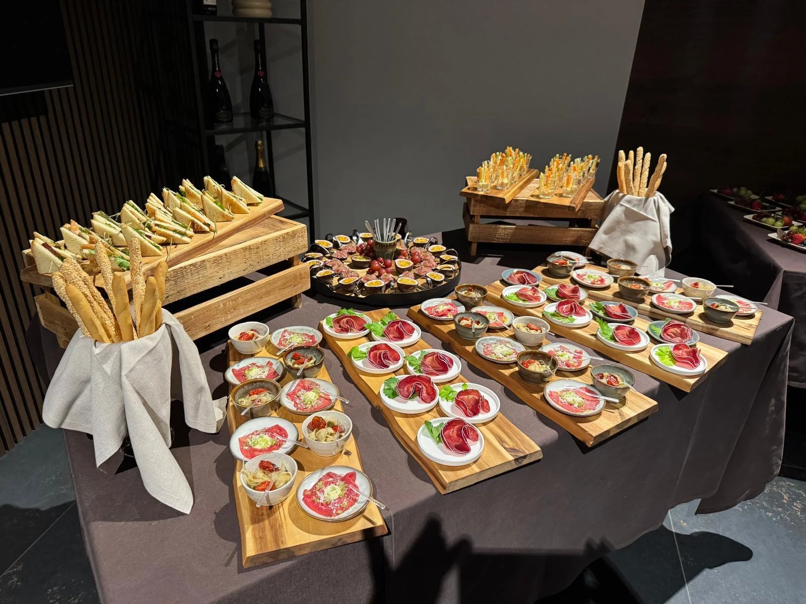 Buffet di carpacci e grissini preparato dal Sada Bar Buffet di carpacci e grissini preparato dal Sada Bar