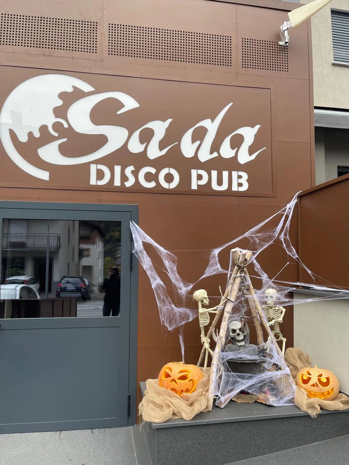 L'ingresso del Sada Disco Pub allestito per Halloween L'ingresso del Sada Disco Pub allestito per Halloween