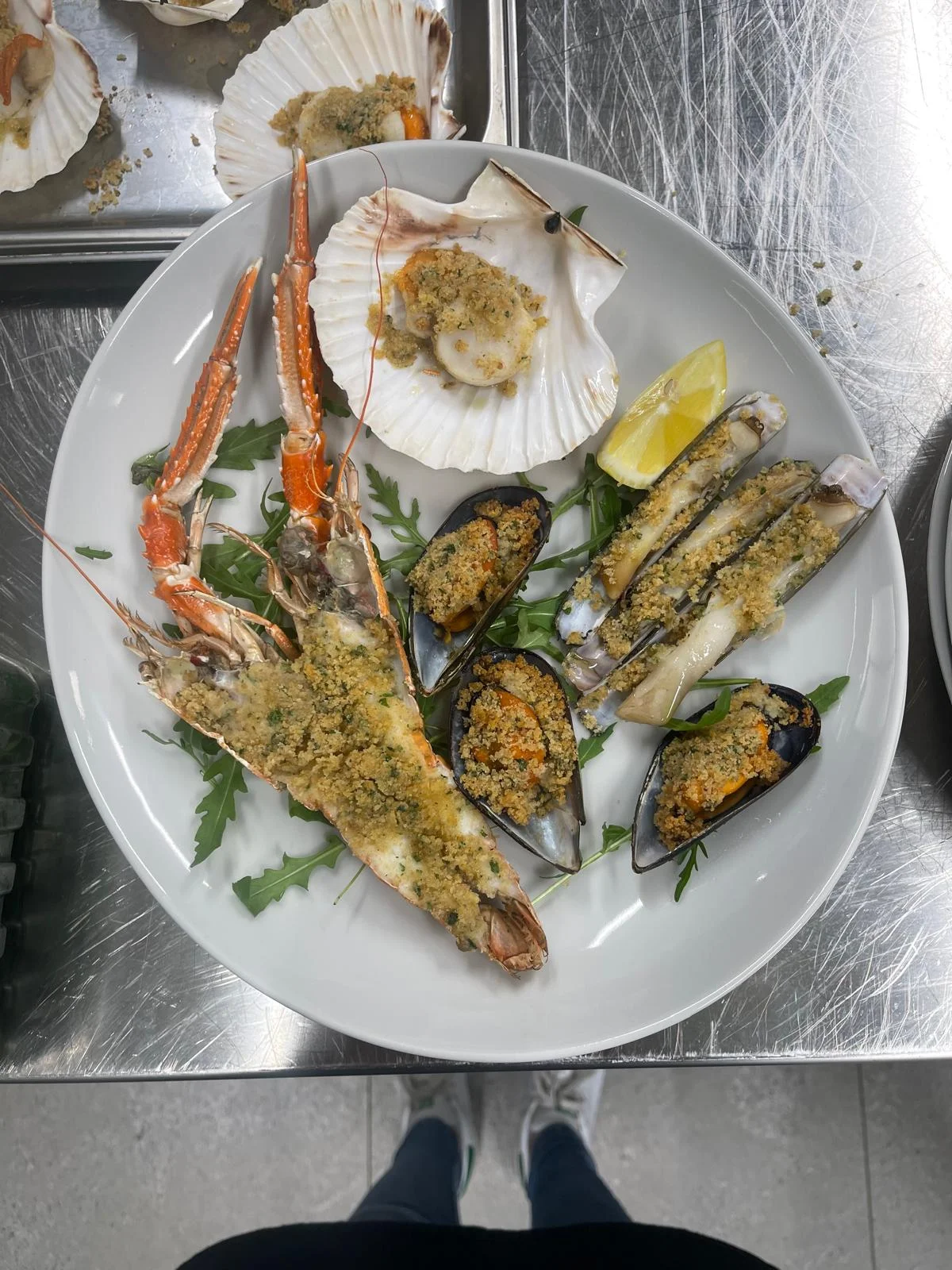 Grigliata mista di pesce con gamberi, scampi e capesante Grigliata mista di pesce con gamberi, scampi e capesante