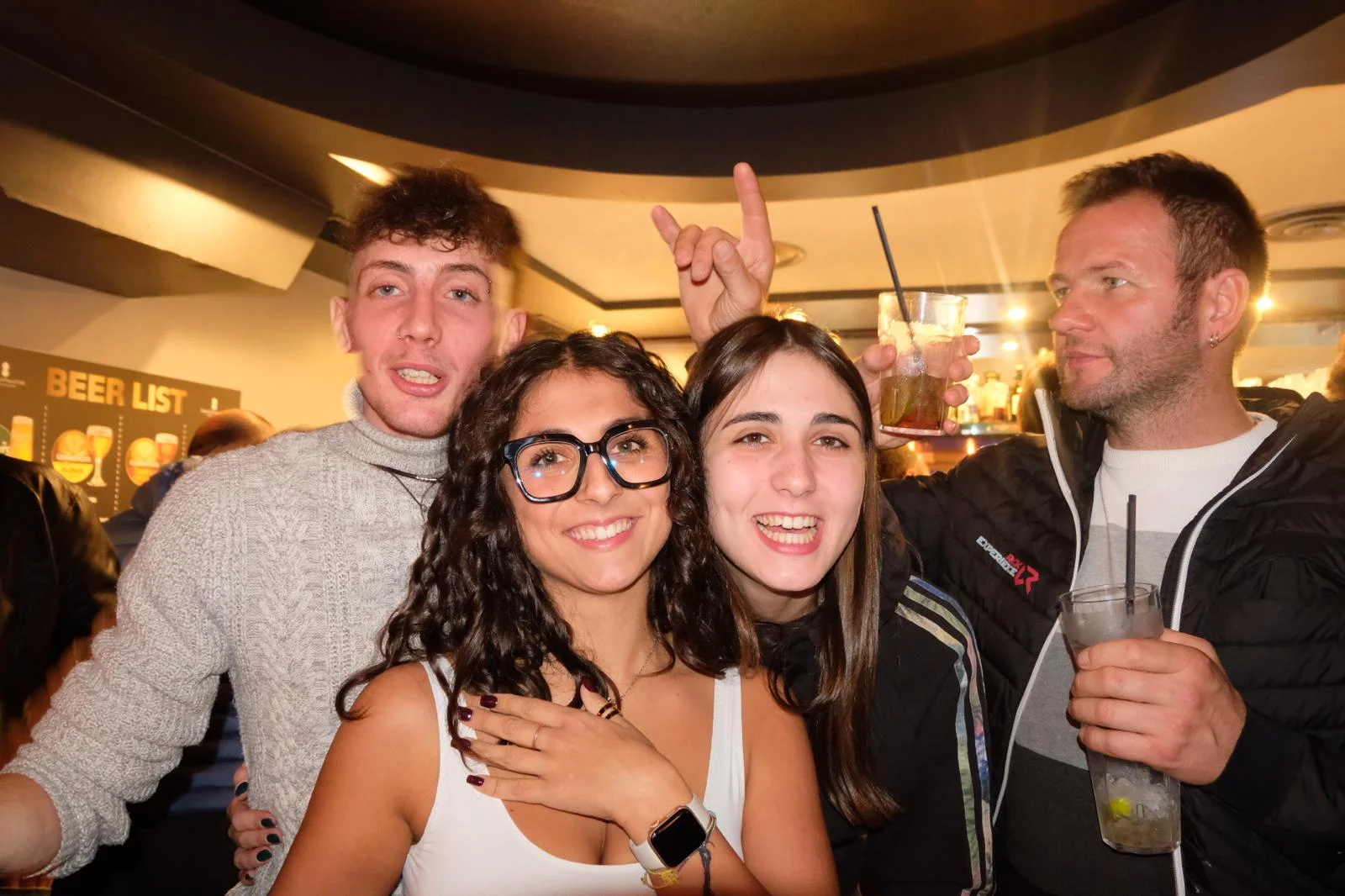 Amici in posa al bancone durante una serata Amici in posa al bancone durante una serata