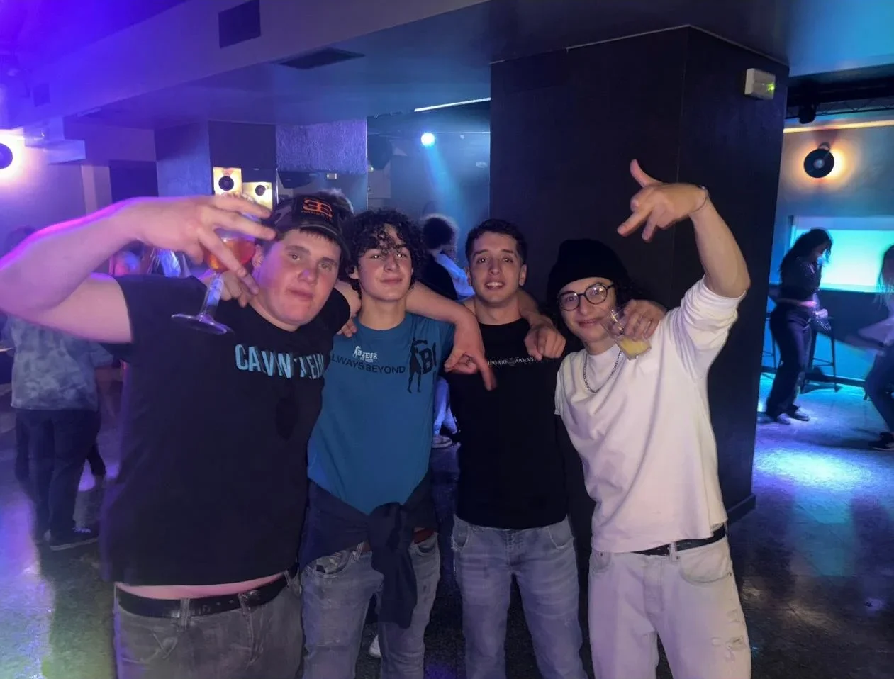 Gruppo di ragazzi che festeggiano in pista Gruppo di ragazzi che festeggiano in pista