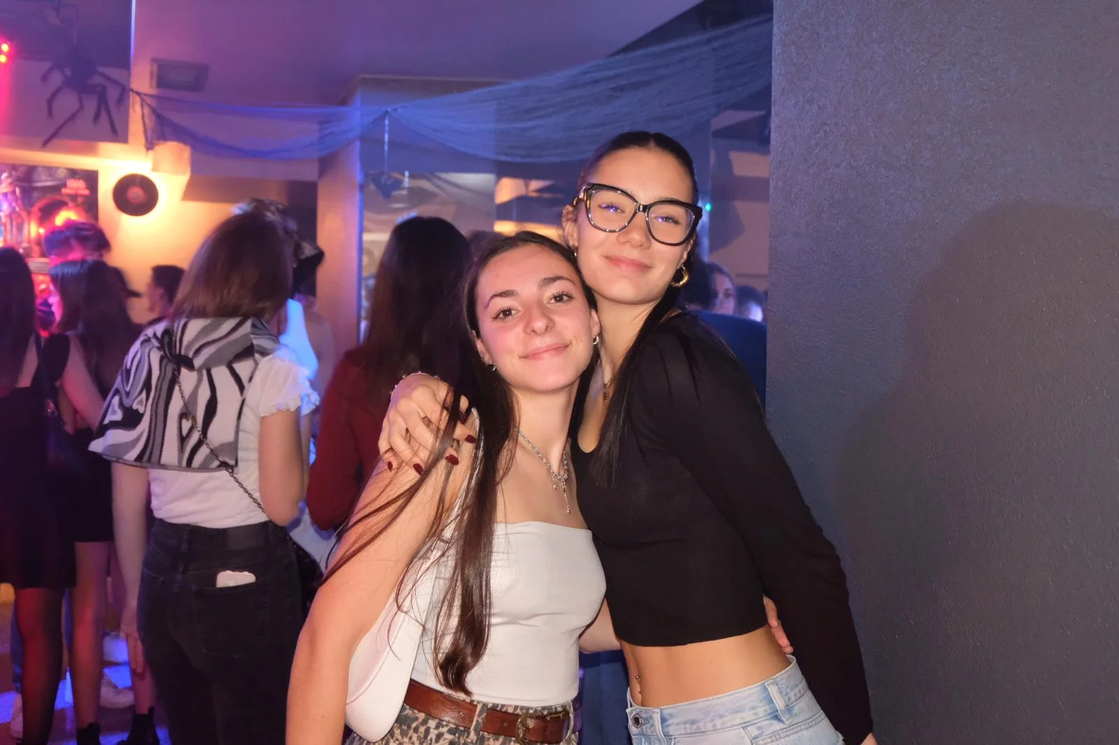 Ragazze in pista durante una serata a tema Ragazze in pista durante una serata a tema
