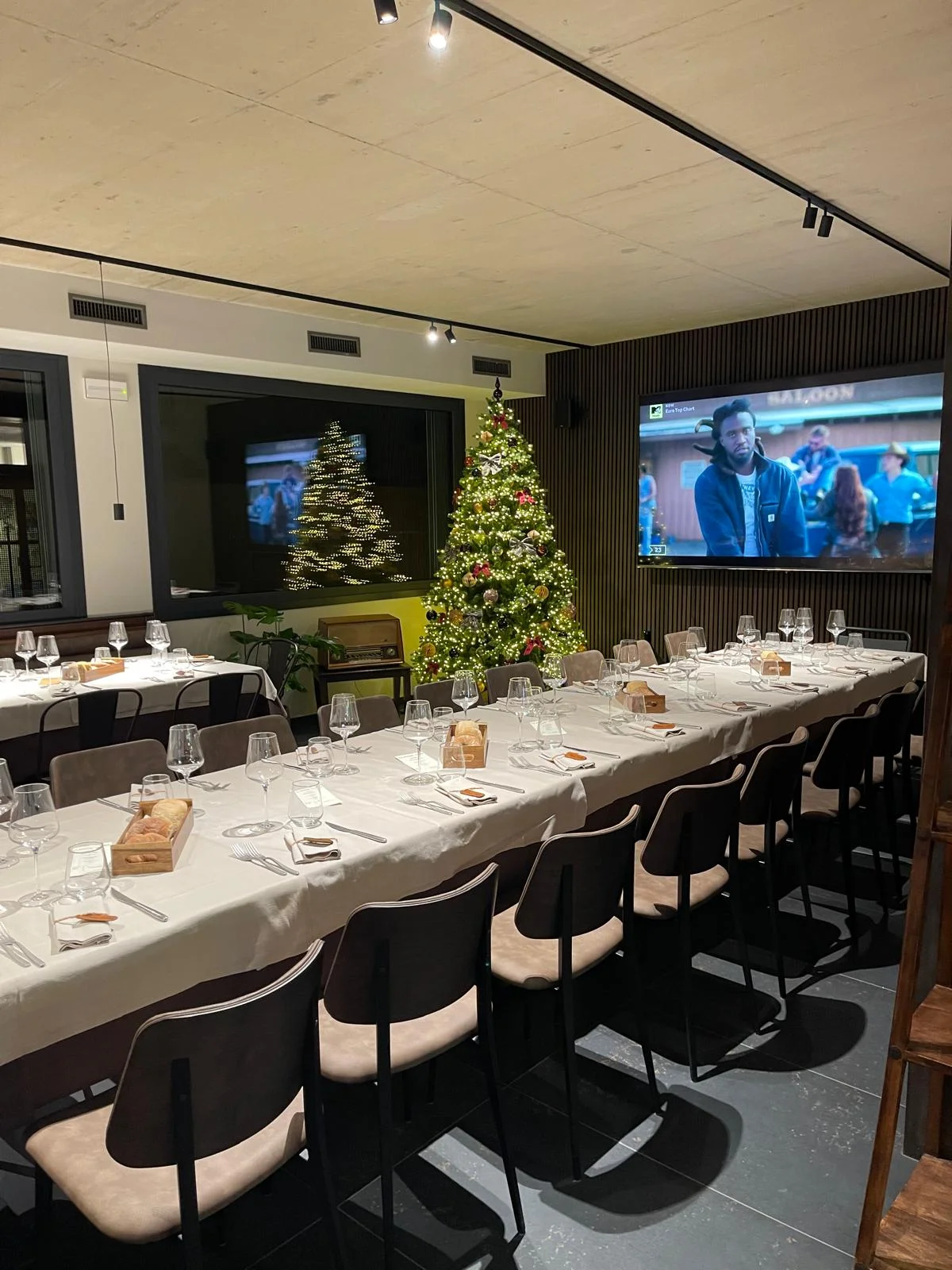 Sala apparecchiata per una cena di gruppo Sala apparecchiata per una cena di gruppo