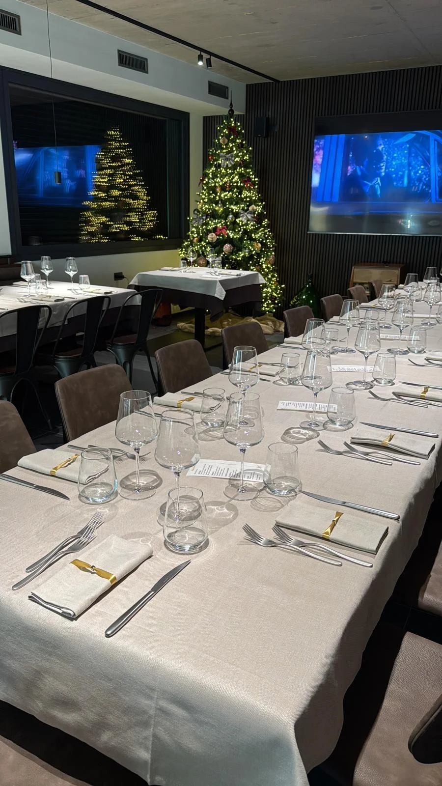 Cene di gruppo al Sada Bar Lunga tavolata apparecchiata per una cena di gruppo