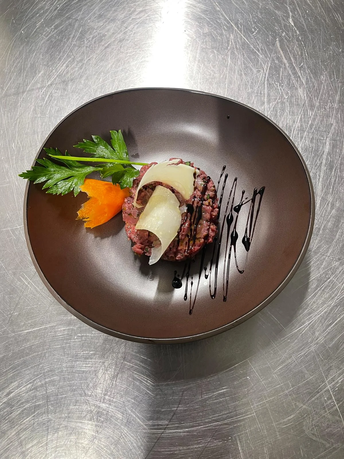 Tartare di manzo con scaglie Tartare di manzo con scaglie