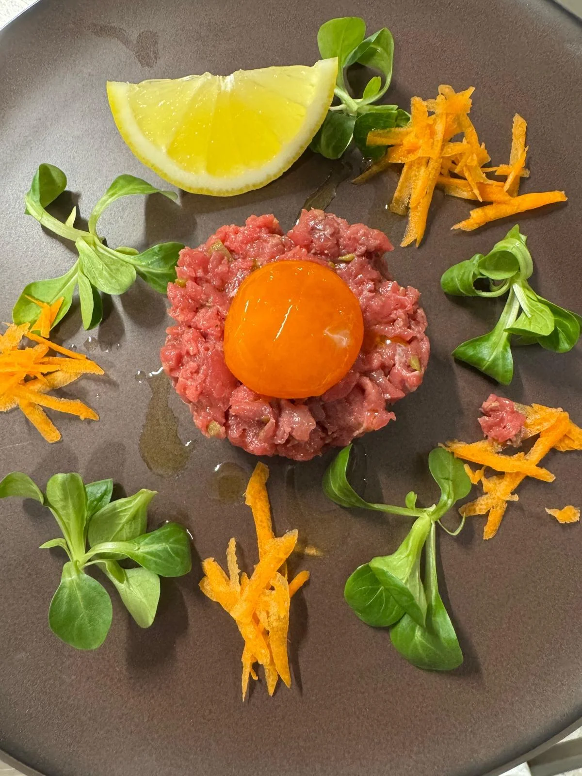 Tartare di manzo con tuorlo Tartare di manzo con tuorlo